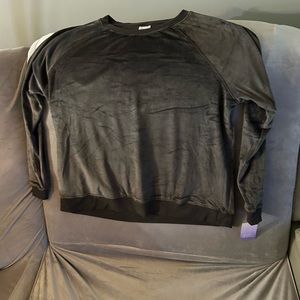 XL COMFORTABLE LONG SLEEVE SHIRT, DEFINITELY GOOD FOR THROWING ON WITH JEANS